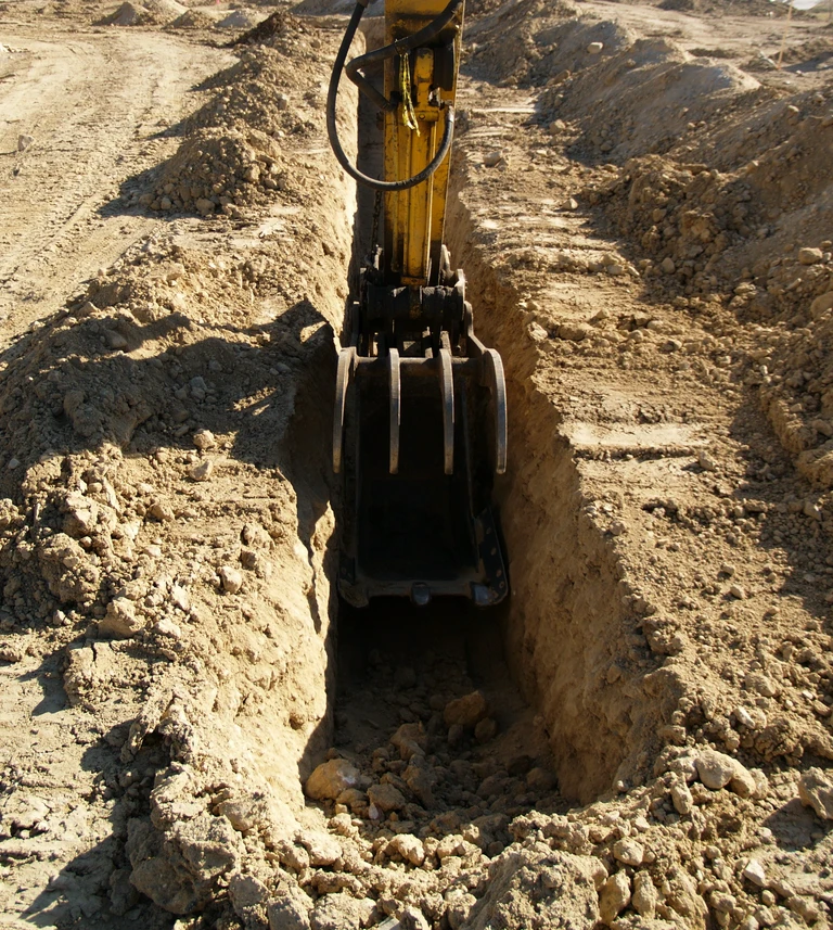 kopanie rowu w&nbsp;ziemi