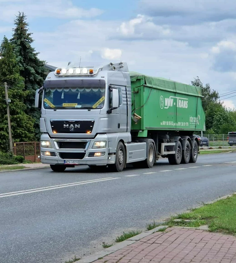 samochód ciężarowy z&nbsp;zieloną naczepą