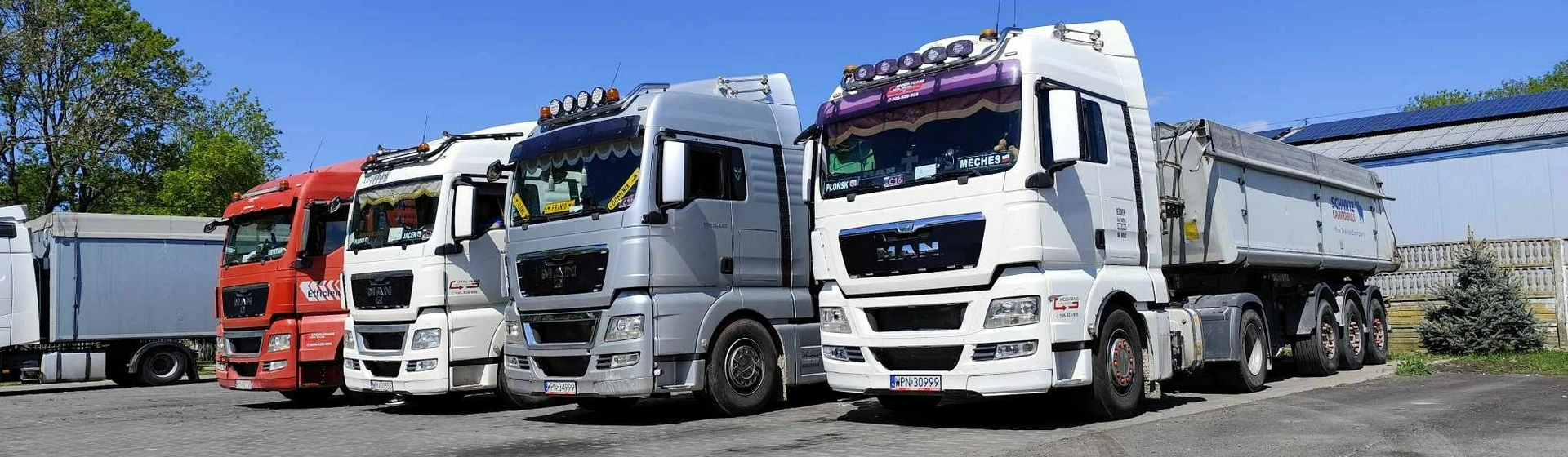 auta ciężarowe na parkingu